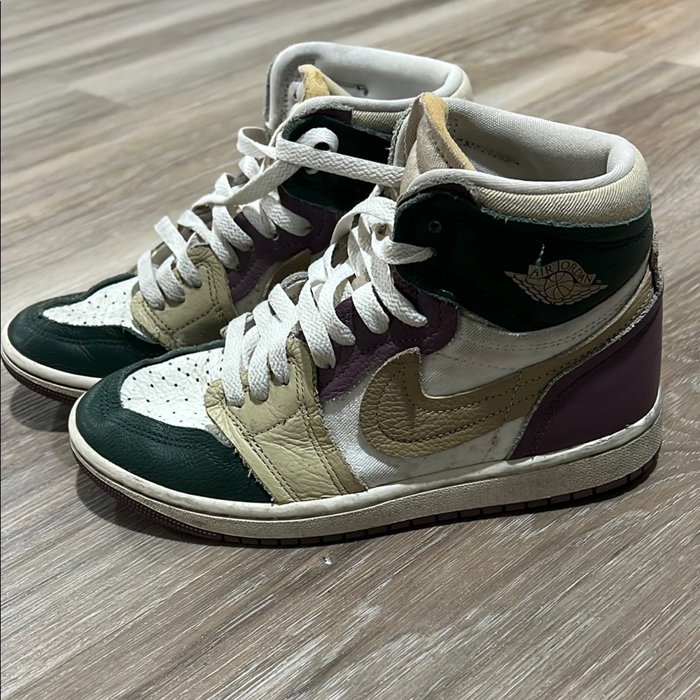 Nike Green and Cream Sneakers High-Top Style